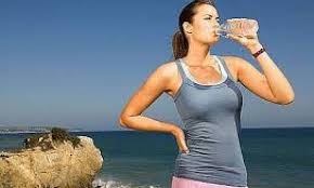 7 Bahaya Minum Air Putih Sambil Berdiri