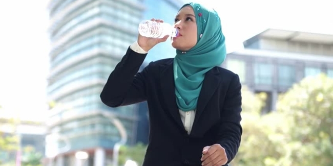 Tips Mengatur Minum Air Putih Saat Puasa