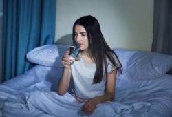 Manfaat Minum Air Putih Sebelum Tidur Malam Manfaat Minum Air Putih Sebelum Tidur Malam